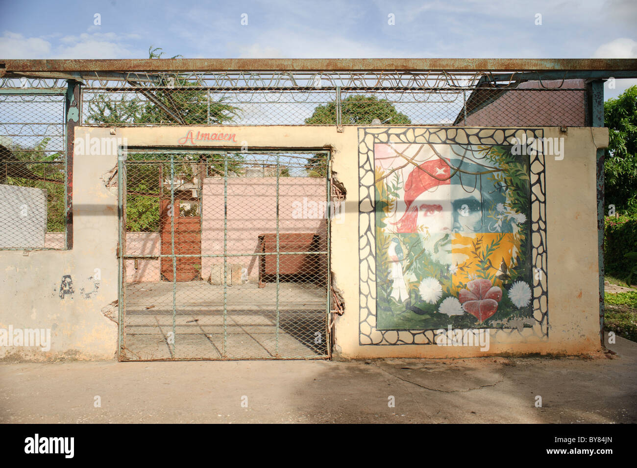 Porträt von kubanischen Guerrillero Che Guevara mit Blumen und Farben an der Wand eines Lagerhauses in Holguin Kuba Stockfoto