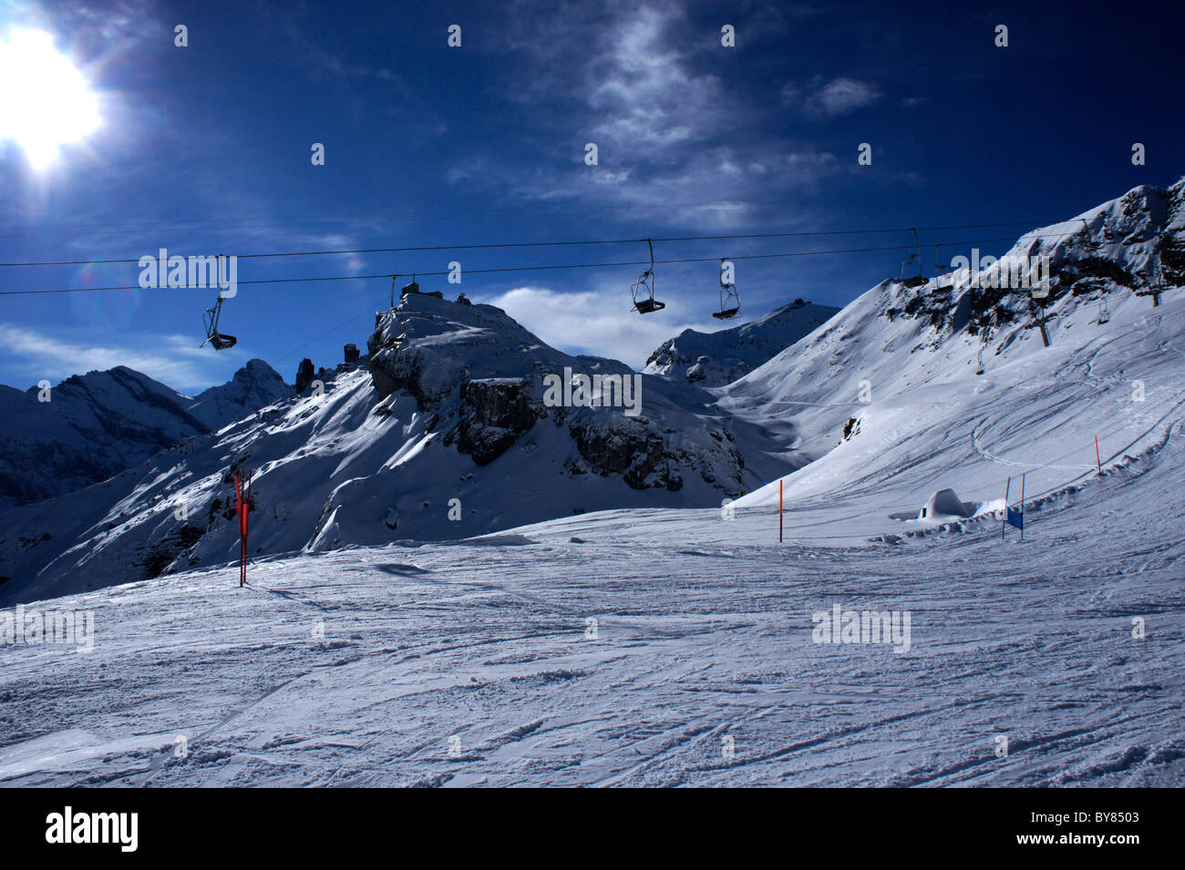 Sessellift auf Reglmäßige von Schilthrn mit Middelstation Big, Berner Alpen, Schweiz Stockfoto