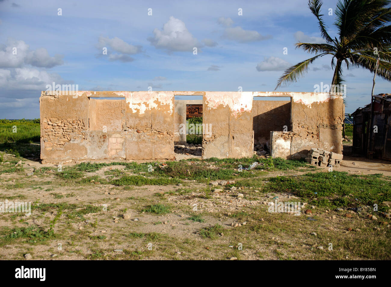 Reste eines Hauses durch Hurrikan Ike in der Nähe von einem kubanischen Strand 2008 zerstört. Stockfoto