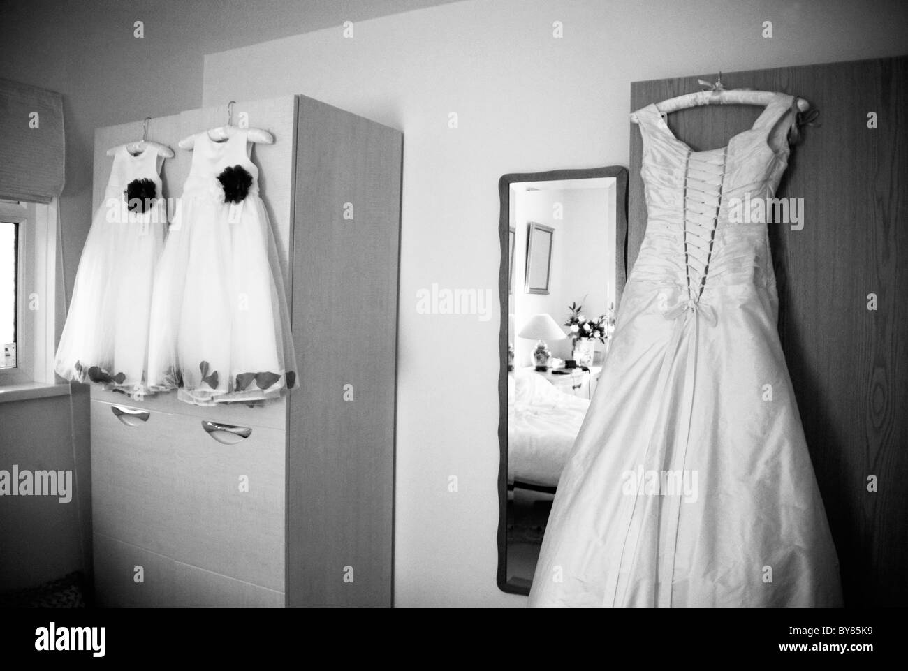 Brautkleider in einem Schlafzimmer hängen Stockfoto