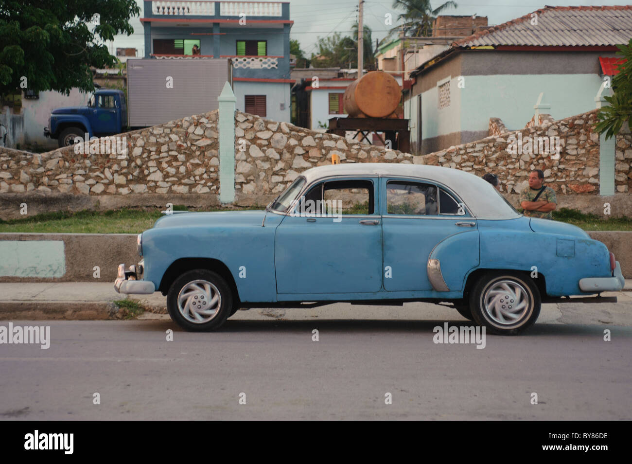 Alte amerikanische blau Oldtimer als kubanische Taxi in Kuba mit Häusern im Hintergrund. Stockfoto
