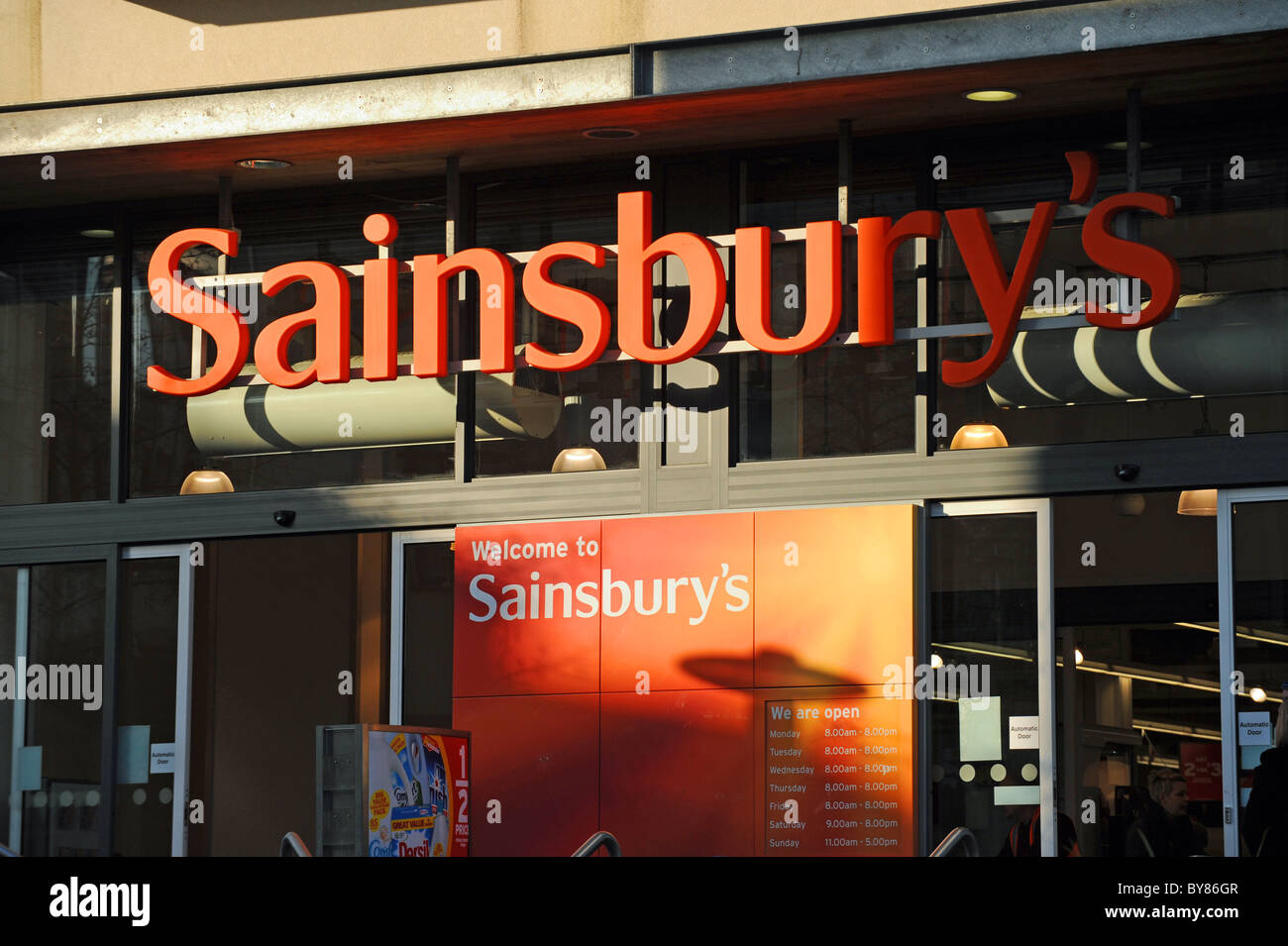 Sainsbury Supermarkt zu unterzeichnen, im Stadtzentrum von Brighton UK Stockfoto