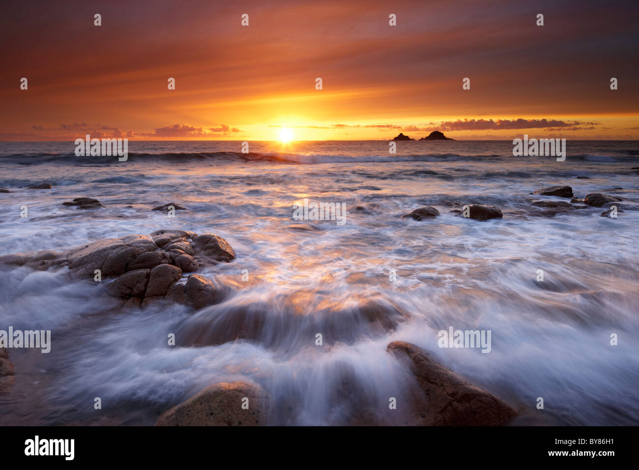 Magisches Licht strahlt über der Küste Baden der kornischen Küste mit einem goldenen Glanz. Stockfoto