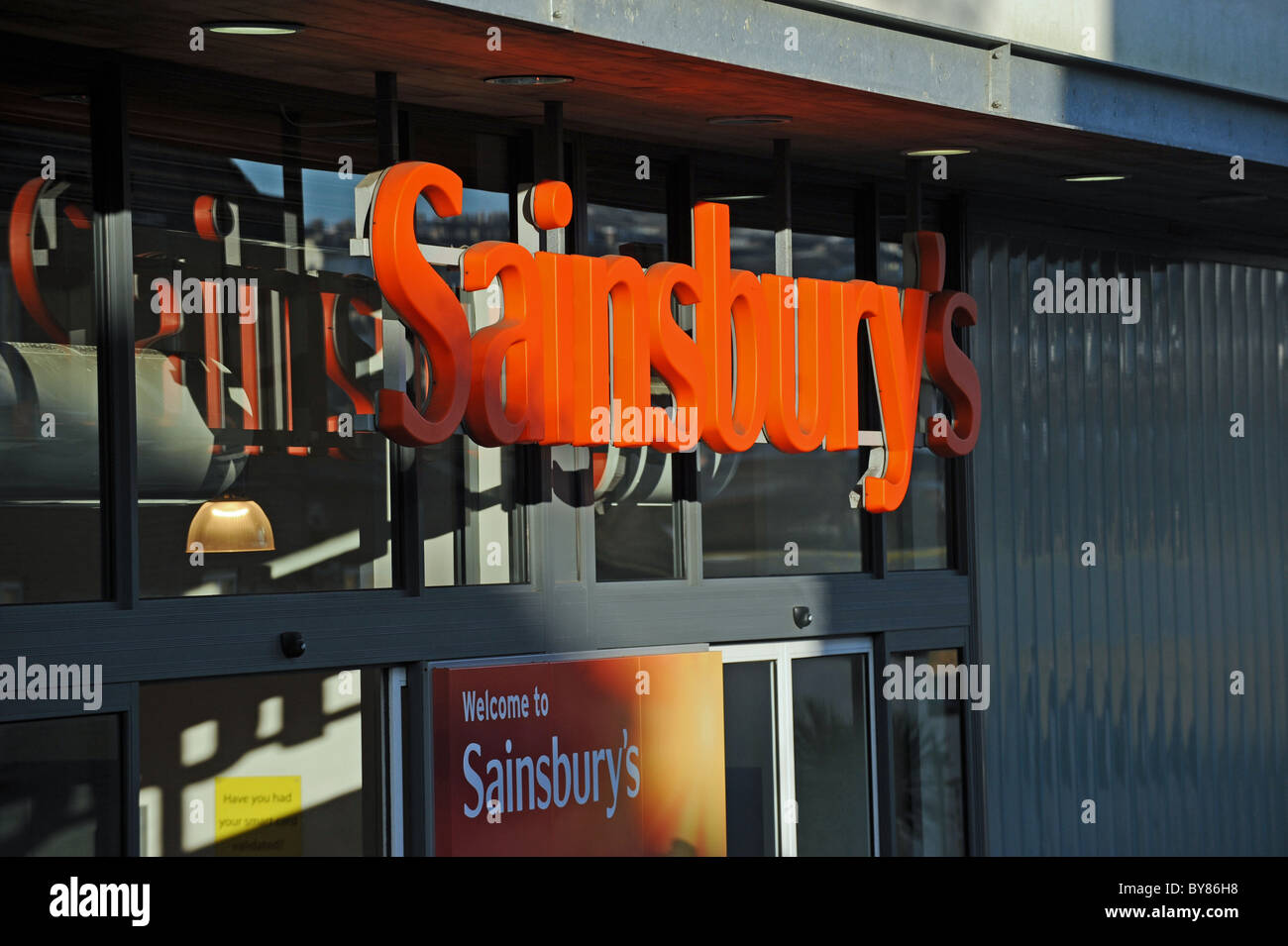 Sainsbury Supermarkt zu unterzeichnen, im Stadtzentrum von Brighton UK Stockfoto