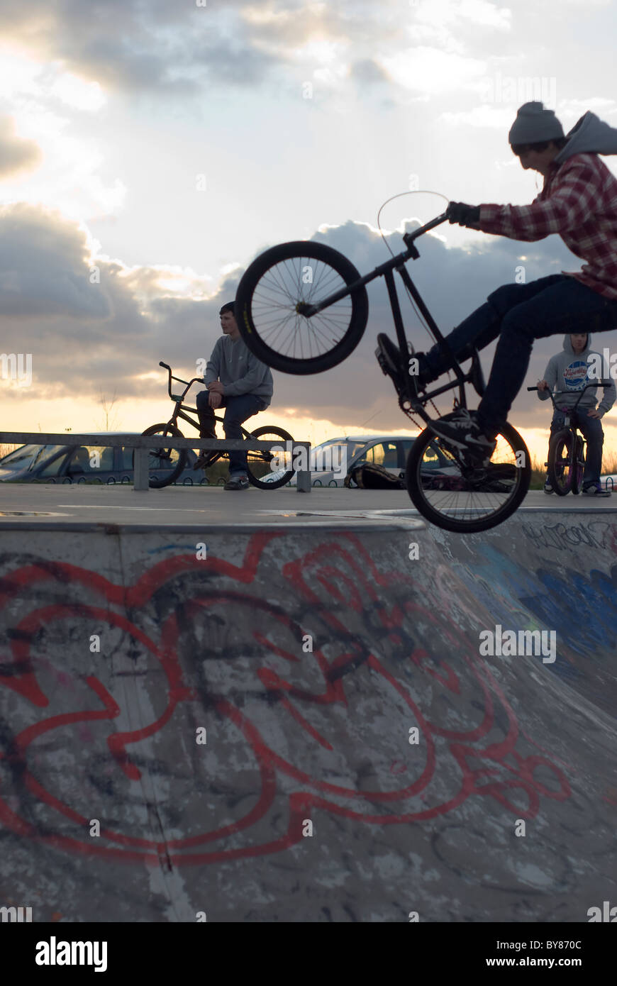 Mann auf bmx Tricks im Skatepark zu machen Stockfoto