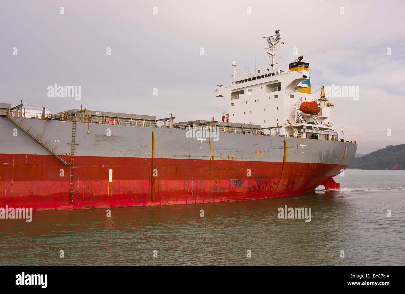 PANAMA - Schiff auf Panama-Kanal. Stockfoto