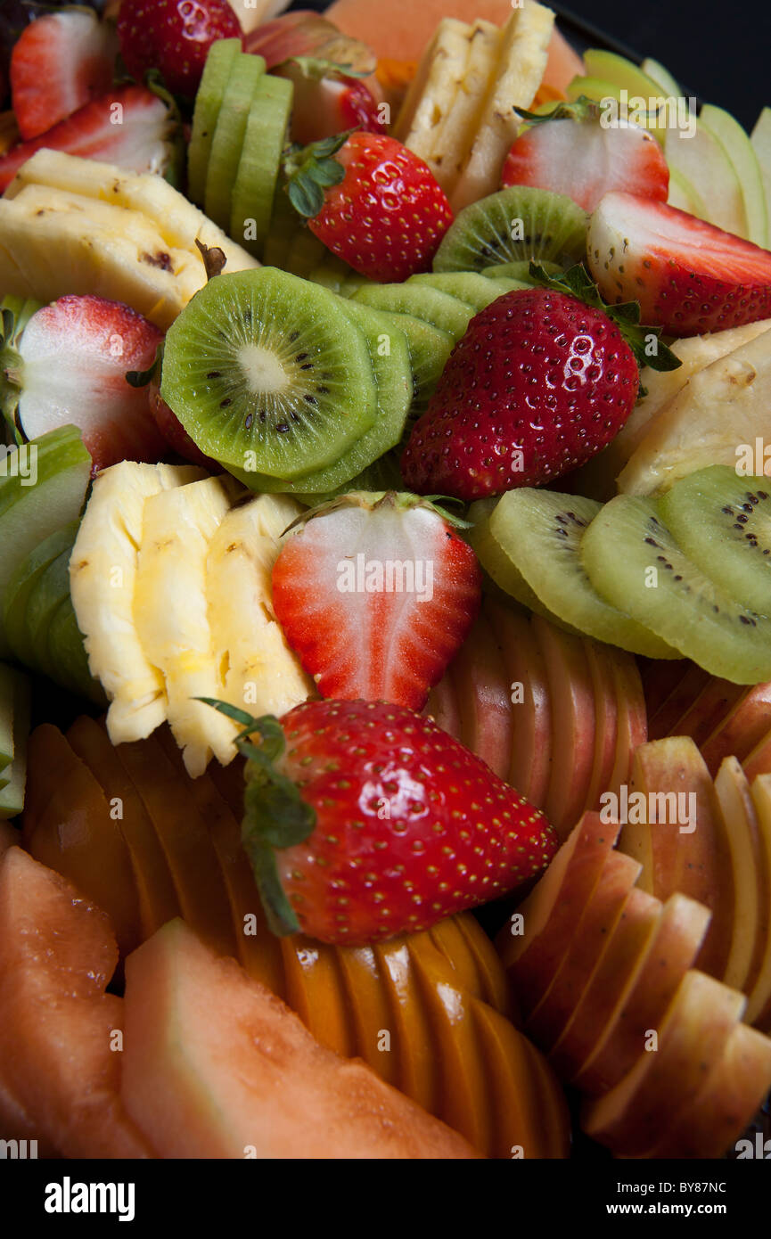Geschnitten Sie Obstsalat mit Kiwi, Ananas, Erdbeeren und Melone frisch Stockfoto