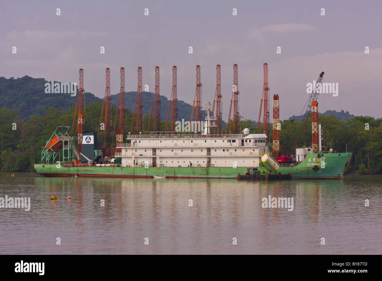 PANAMA - Bohren Lastkahn auf Panama-Kanal Stockfotografie - Alamy