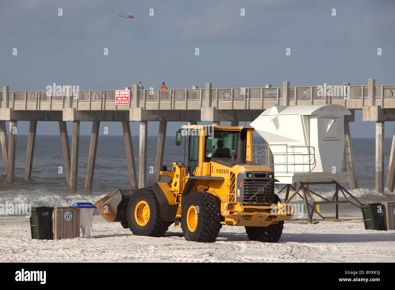 PENSACOLA BEACH - Juli 7: Öl Arbeitnehmer weiterhin reinigen Sie den Strand von Öl am 7. Juli 2010 in Pensacola Beach, FL. Stockfoto