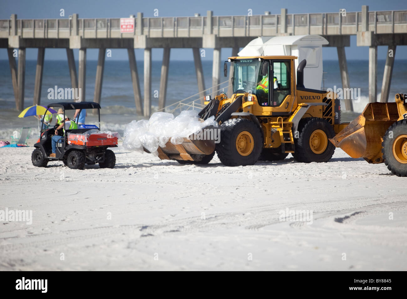 PENSACOLA BEACH - Juli 7: Öl Arbeitnehmer weiterhin reinigen Sie den Strand von Öl am 7. Juli 2010 in Pensacola Beach, FL. Stockfoto