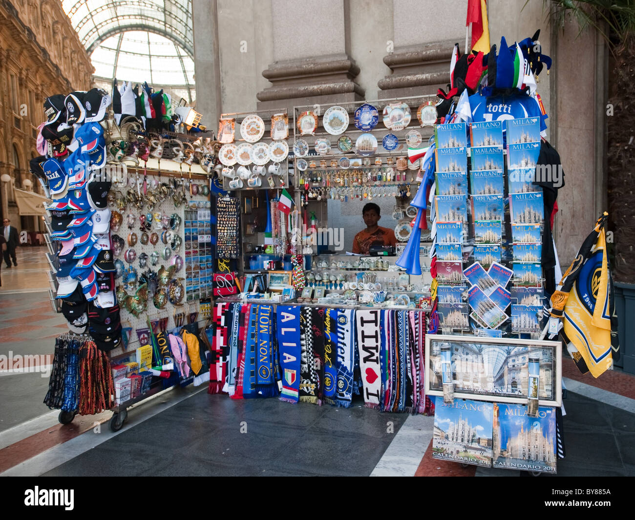 Stall mit Souvenirs in der Galleria Vittorio Emanuele in Mailand, Italien Stockfoto
