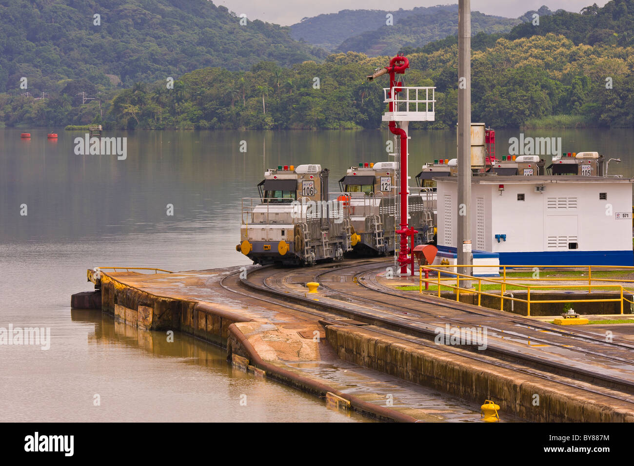 PANAMA - Elektrolokomotiven wissen auch als Maultiere, Miraflores Locks auf Panama-Kanal. Stockfoto