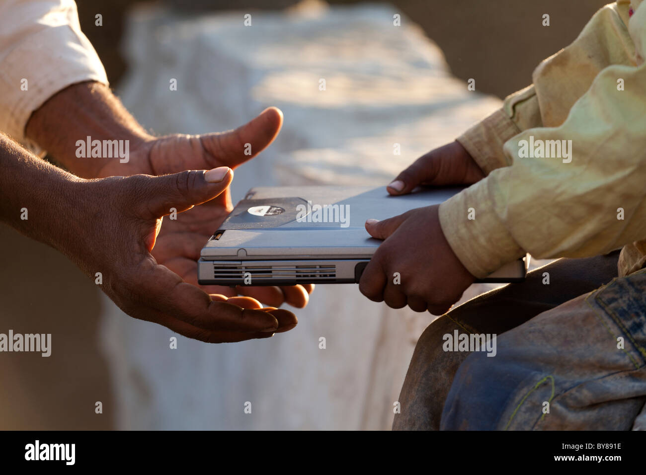 Indien, Rajasthan, Jodhpur, Stammesangehörige der Hand Laptop erhalten von kleinen Jungen hand Stockfoto