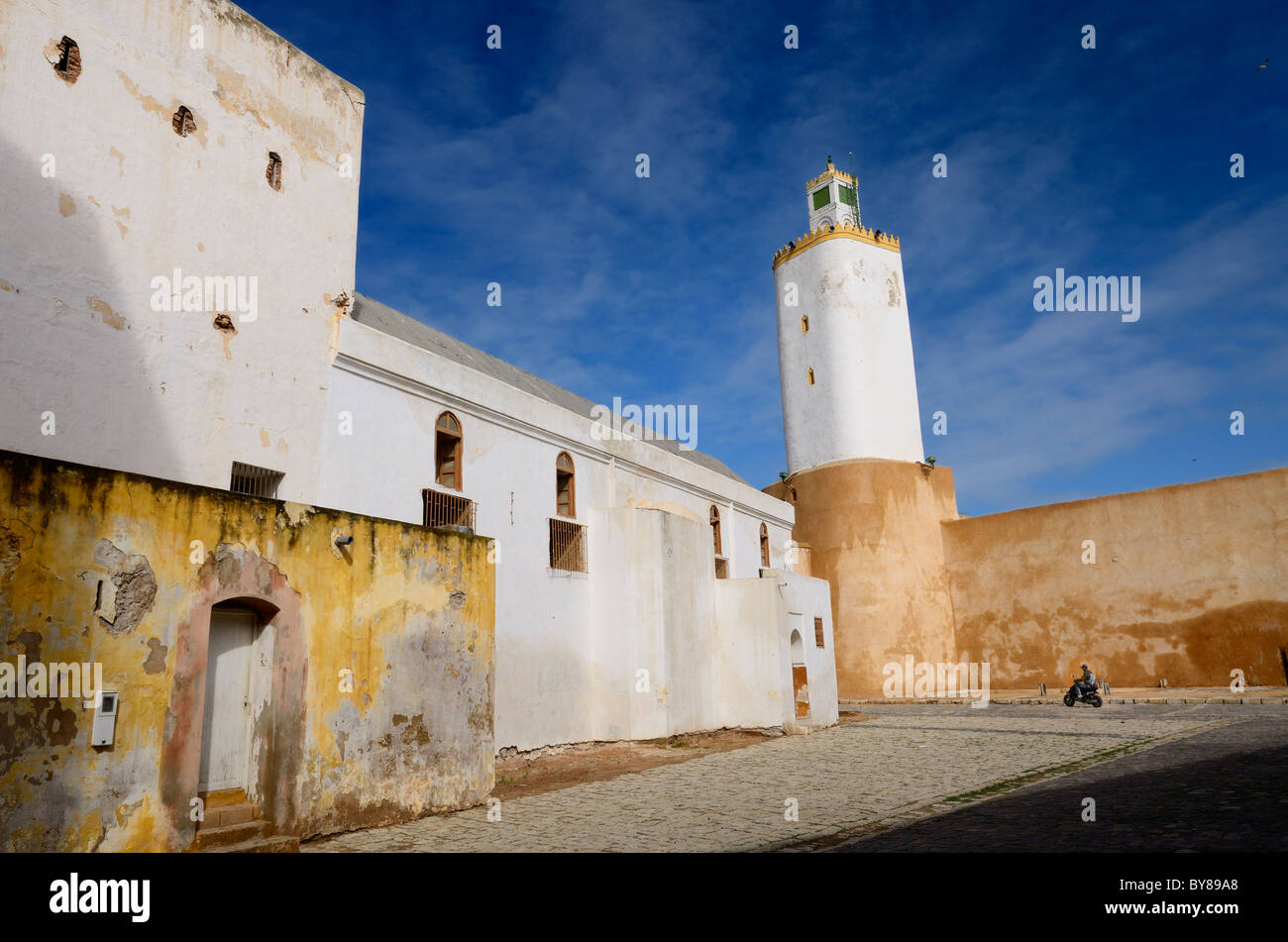 Motorradfahrer im Innenhof der großen Moschee alten portugiesischen Stadt El Jadida-Marokko Stockfoto