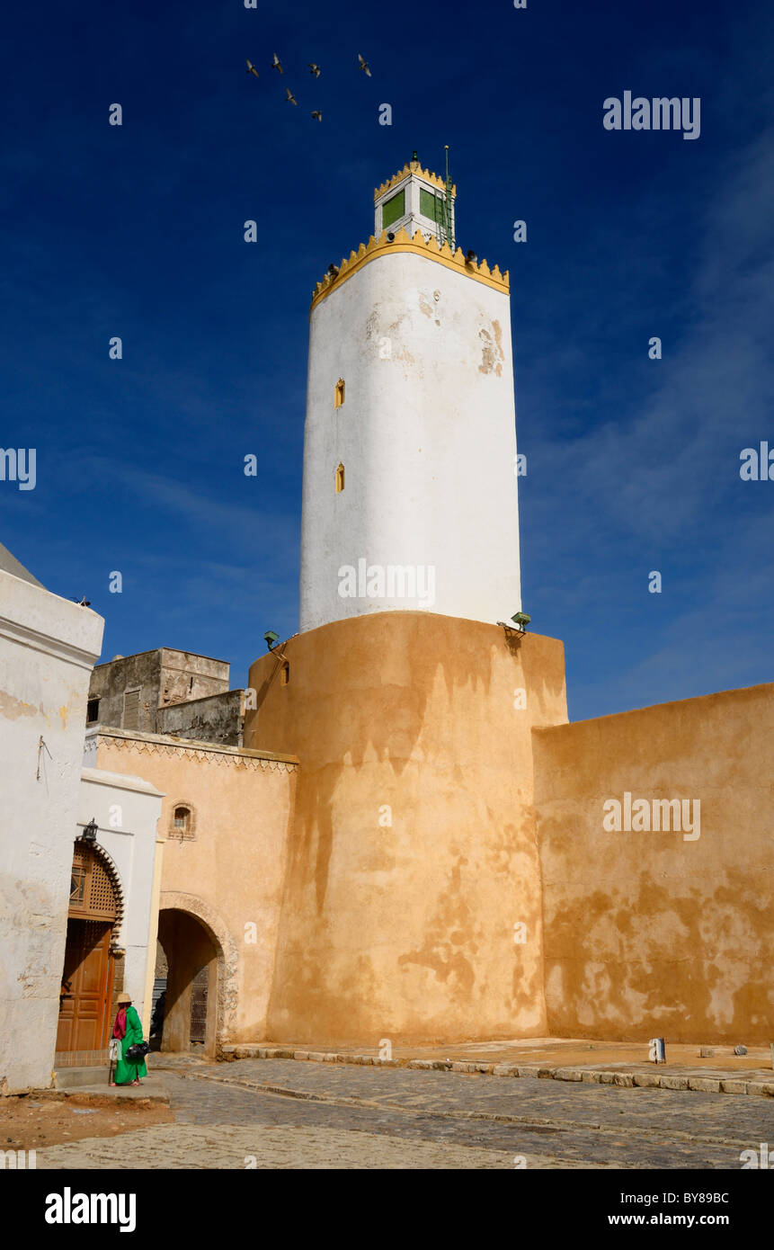 Große Moschee Minarett Hof mit alten Dame in grüner und blauer Himmel in alten portugiesischen Stadt von El Jadida-Marokko Stockfoto