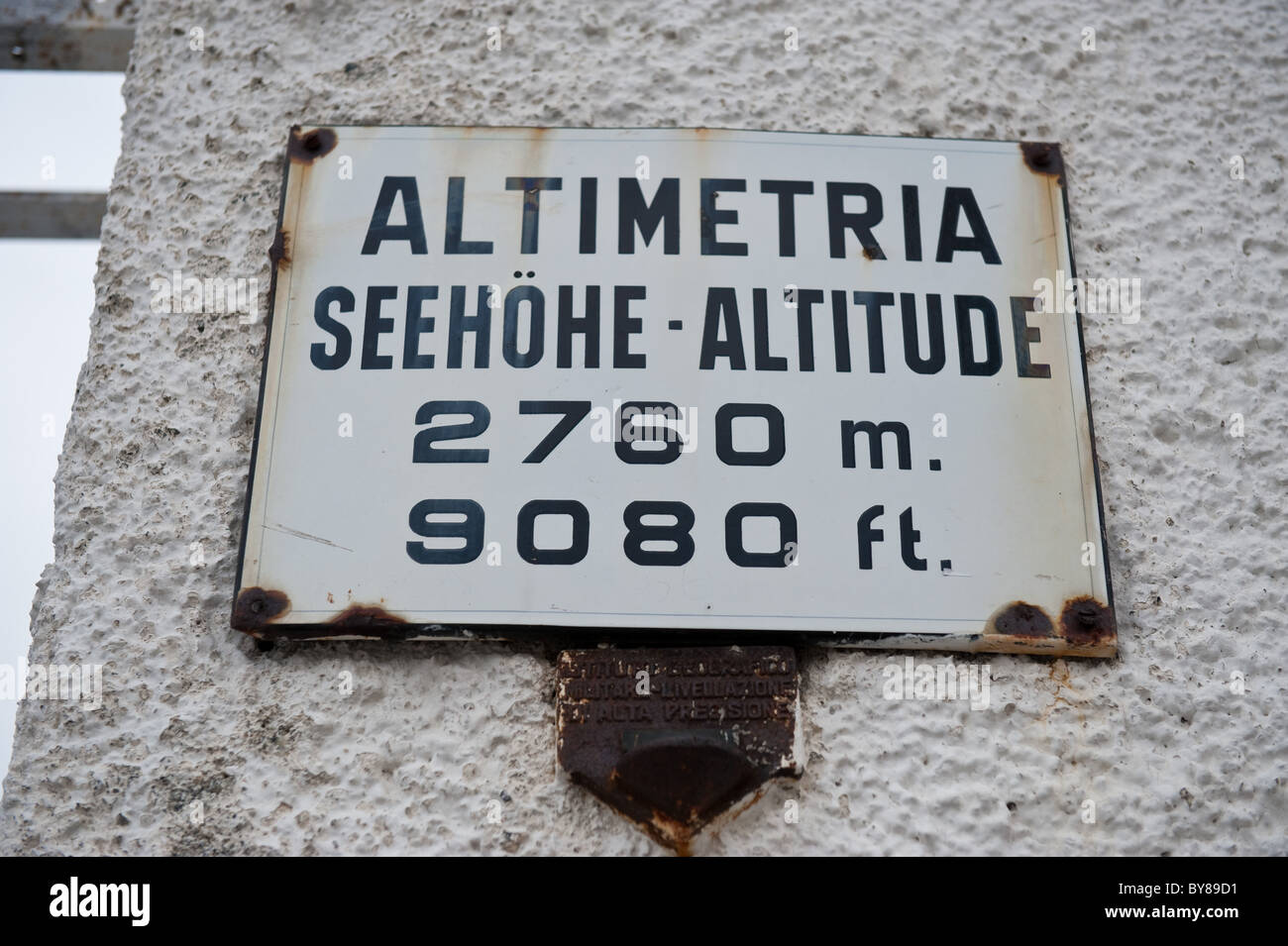 Schild mit der Höhe am oberen Rand der das Stilfser Joch Stockfoto