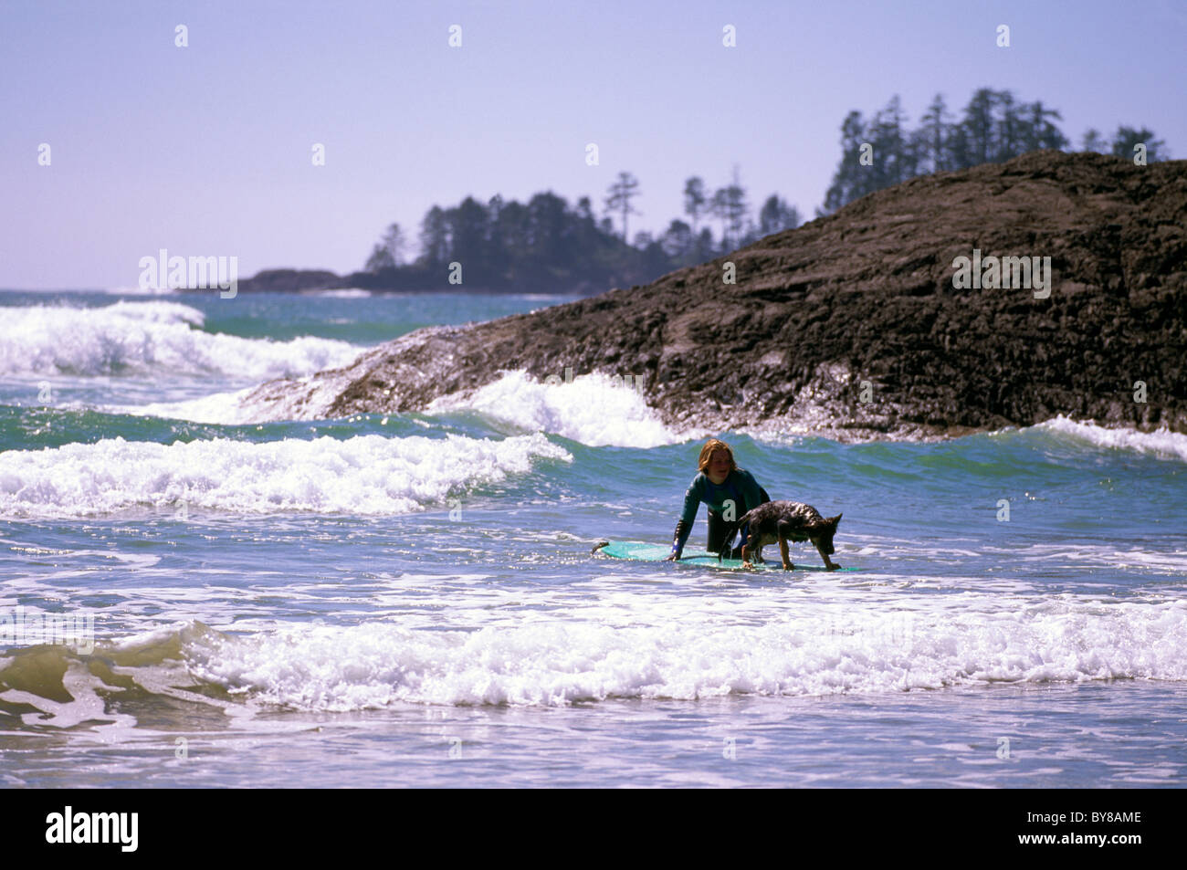 Long Beach, Pacific Rim National Park Reserve, Westküste Vancouver Island, BC British Columbia Kanada, Surfer Surfen mit Hund Stockfoto