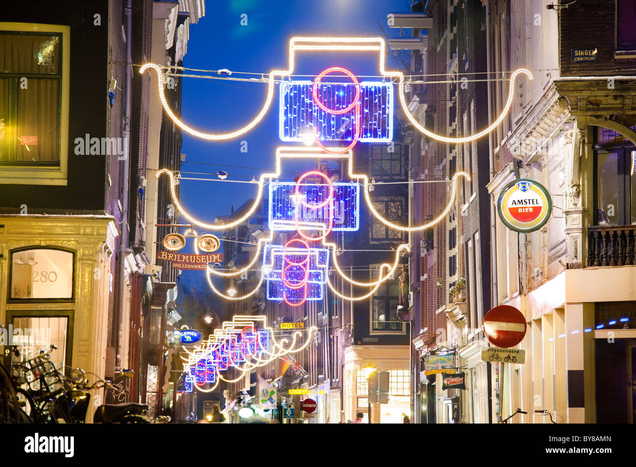 Amsterdam, De Negen Straatjes. Festliche Beleuchtung bei Einbruch der Dunkelheit während der Ferienzeit in den neun kleinen Straßen Einkaufsviertel. Stockfoto