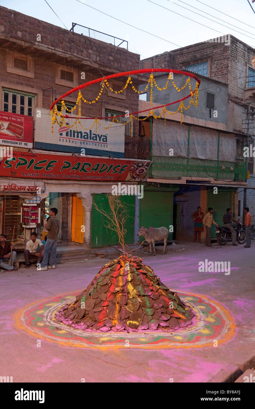 Indien, Rajasthan, Jodhpur, Kuhmist gestapelt in einem Erdhügel bereit für Indian Holi Festival beleuchtet werden Stockfoto