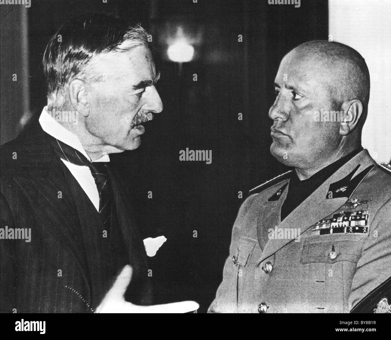 NEVILLE CHAMBERLAIN britische Premierminister auf der linken Seite und