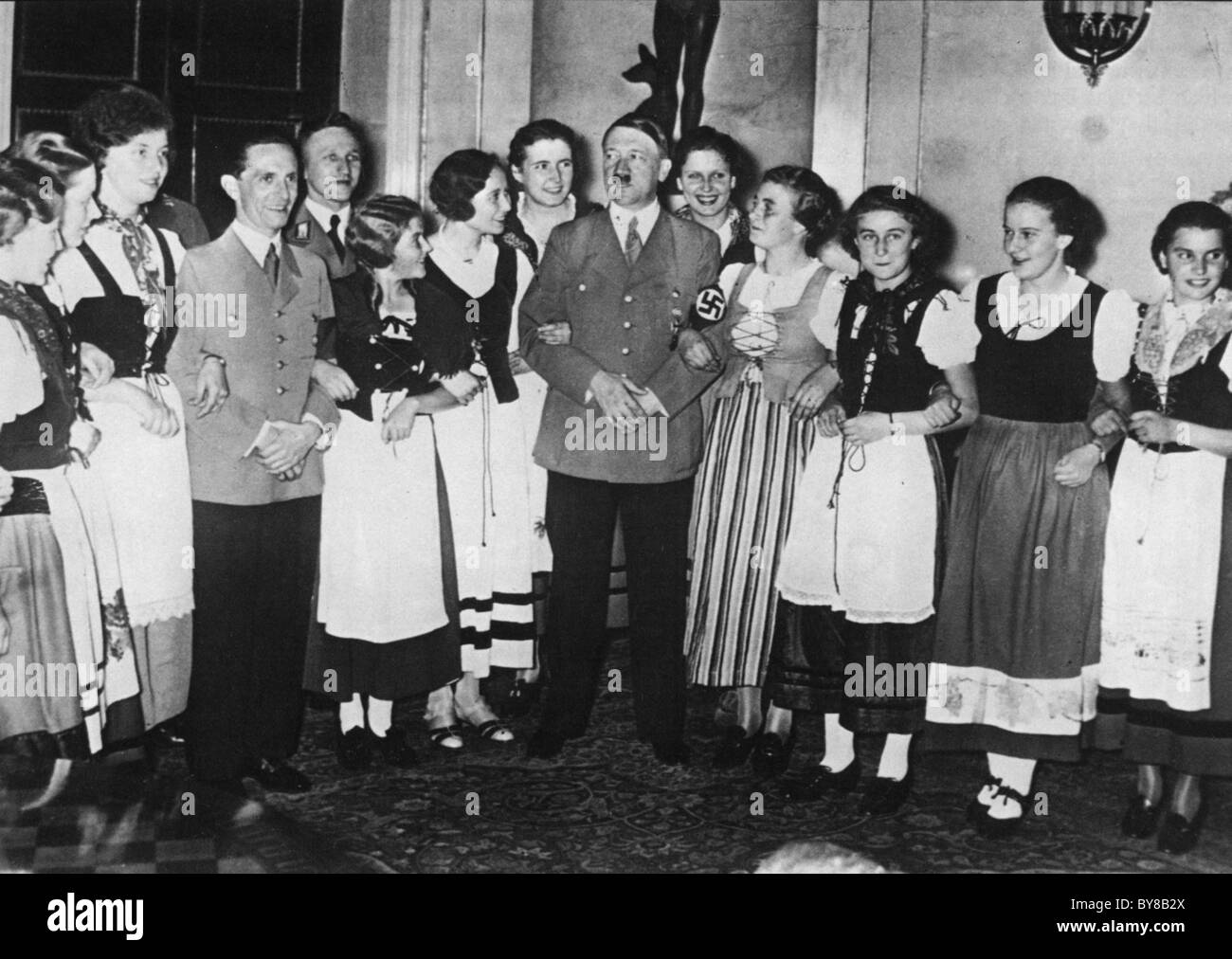 ADOLF HITLER (rechts) mit Joseph Goebbels vorne links mit "Mädchen aus dem Rheinland" nach ihrer Besetzung im März 1936 Stockfoto