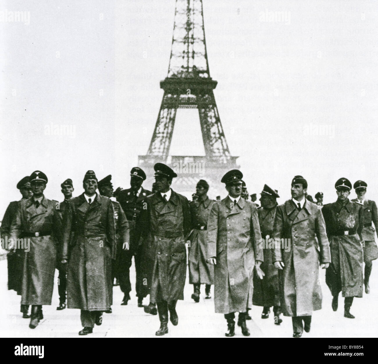 ADOLF HITLER in Paris nach der Niederlage Frankreichs 1940 mit Eiffelturm hinter Stockfoto