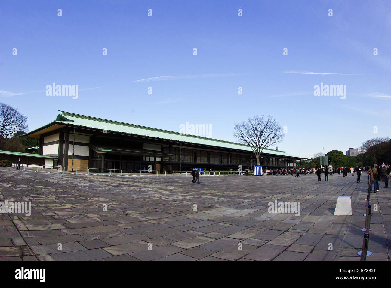 Tokyo Imperial Palace im Hauptgebäude am 23. Dezember, der Geburtstag des Kaisers, vor füllt sich mit Menschen, Tokyo, Japan Stockfoto