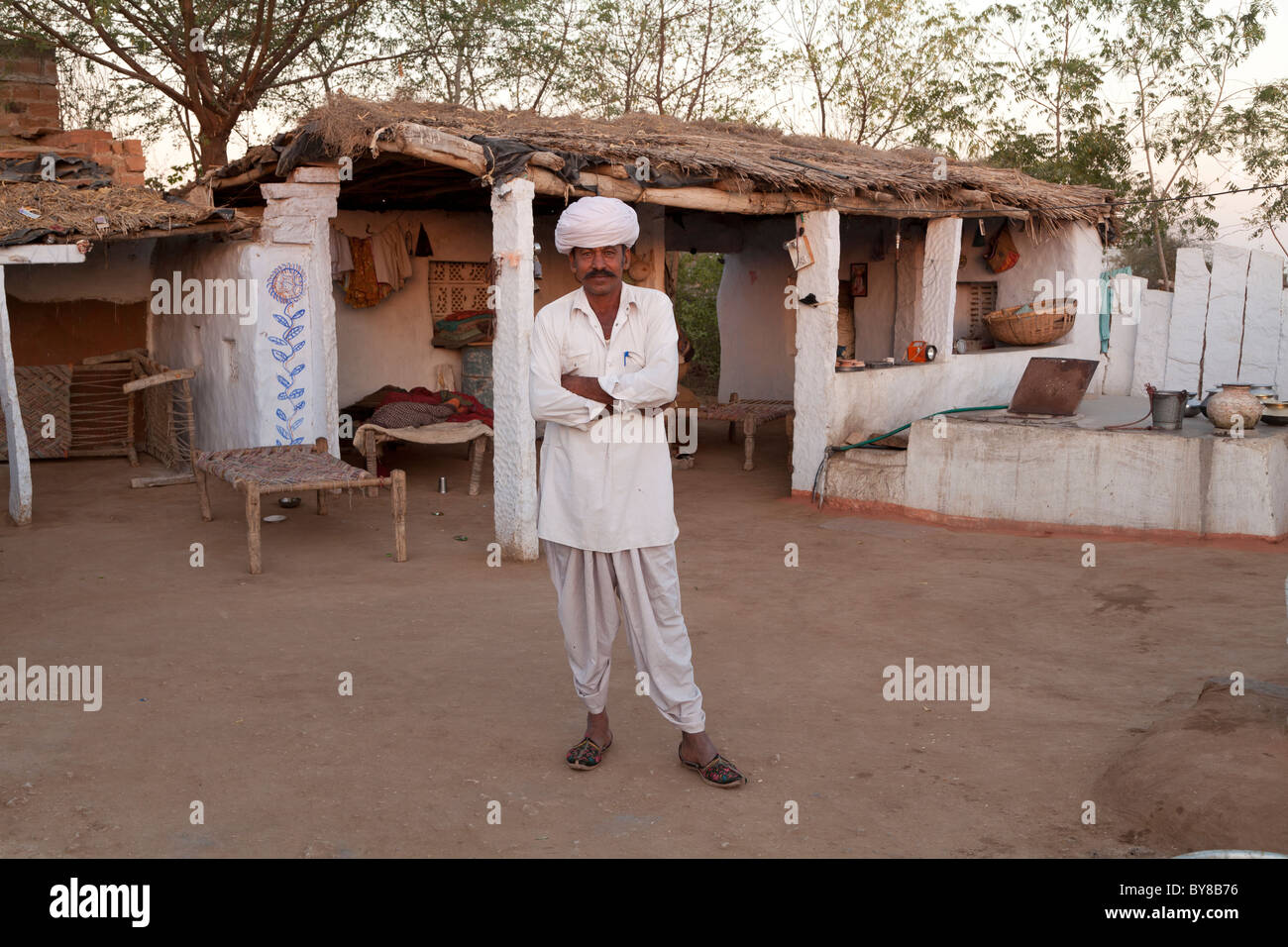 Dorf, Jodhpur, Indien, Rajasthan Mann stand vor seinem Haus posiert für Porträt Stockfoto