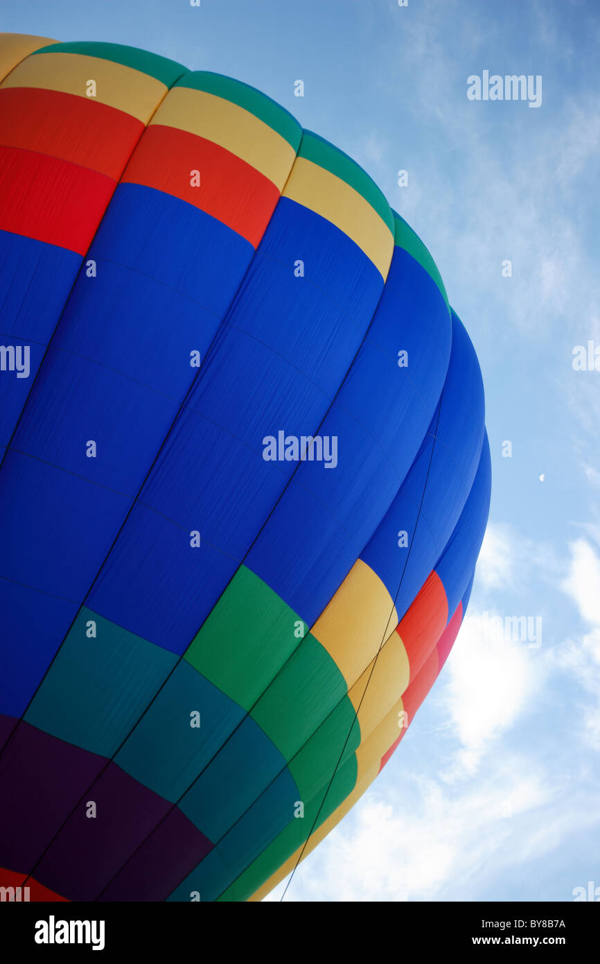 Ein bunter Heißluftballon bereit zum abheben Stockfoto