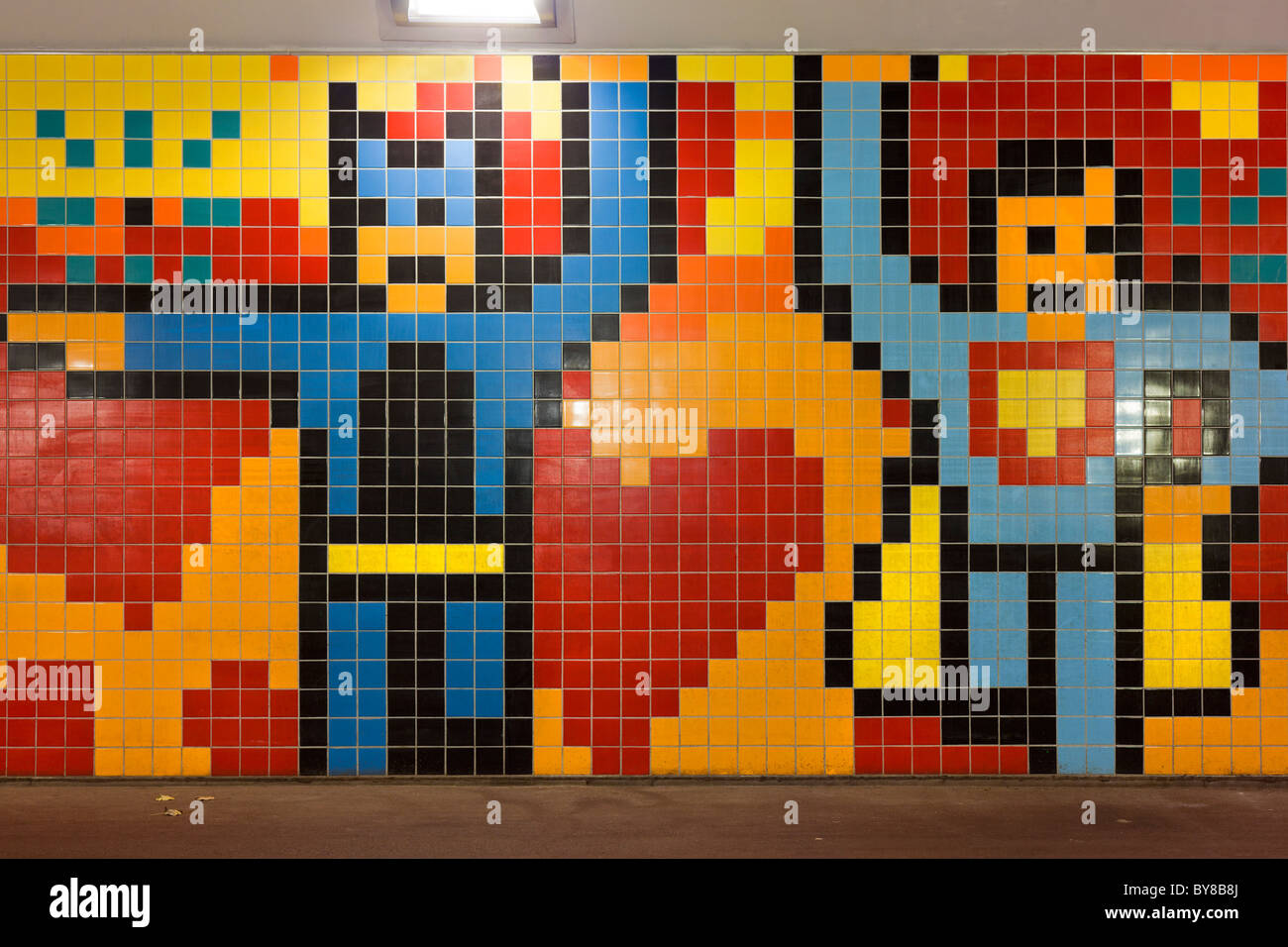 Ein Batman & Robin Mosaik Wandbild in sogenannten Pixel Poort Fahrrad Tunnel Verbindung zwischen Amsterdam und den Niederlanden Zaandam. Stockfoto
