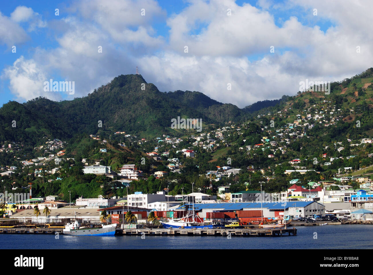 Blick auf den Kai mit der Stadt in die Rückseite, Kingstown, St. Vincent und die Grenadinen, Karibik. Stockfoto