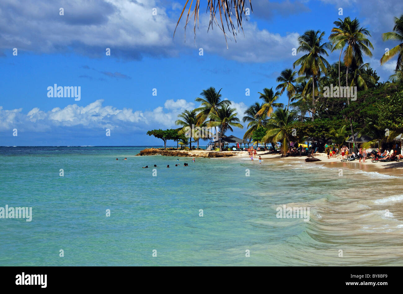 Blick entlang der Strand, Pigeon Point, Tobago, Trinidad und Tobago, Karibik. Stockfoto