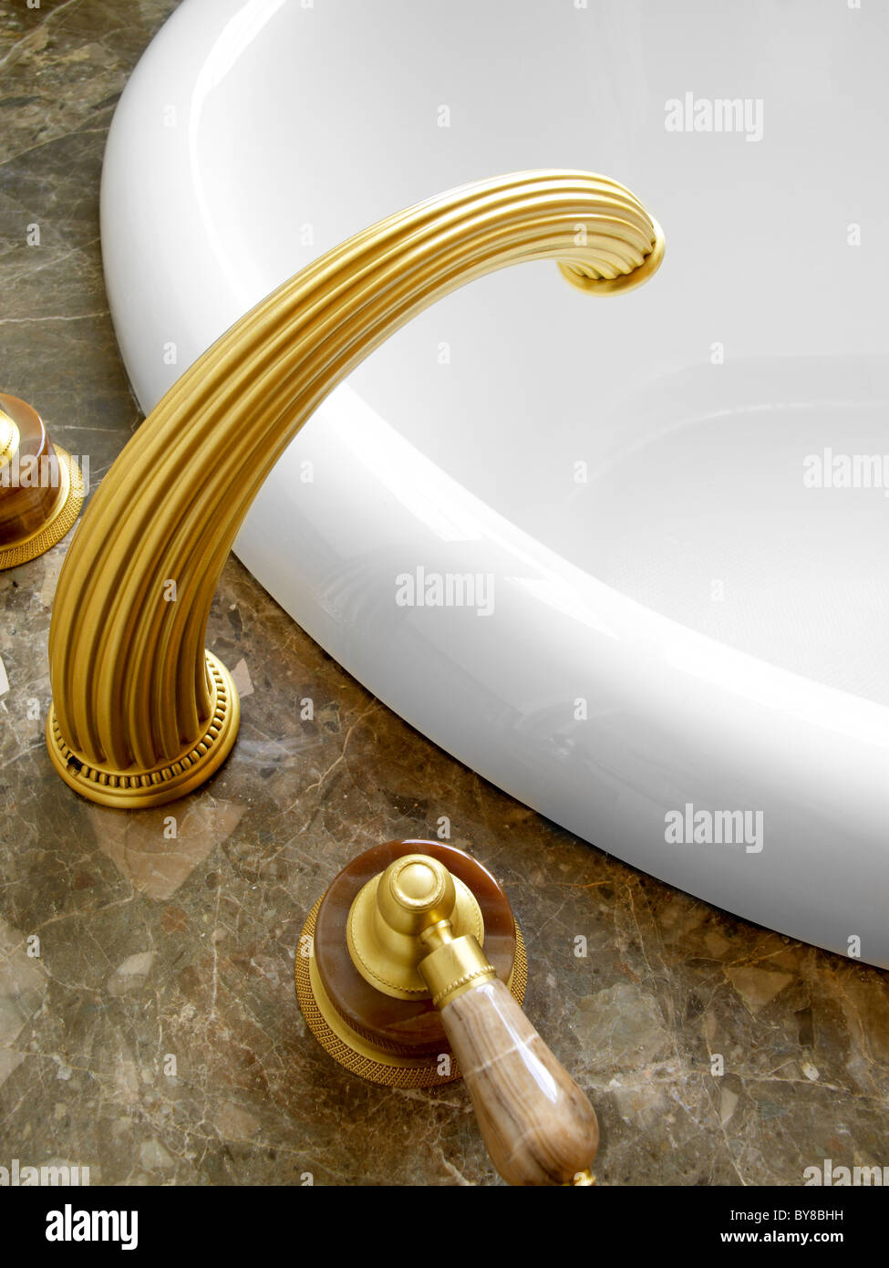Gold Wasserhahn & Griffe Badewanne im Badezimmer Stockfoto