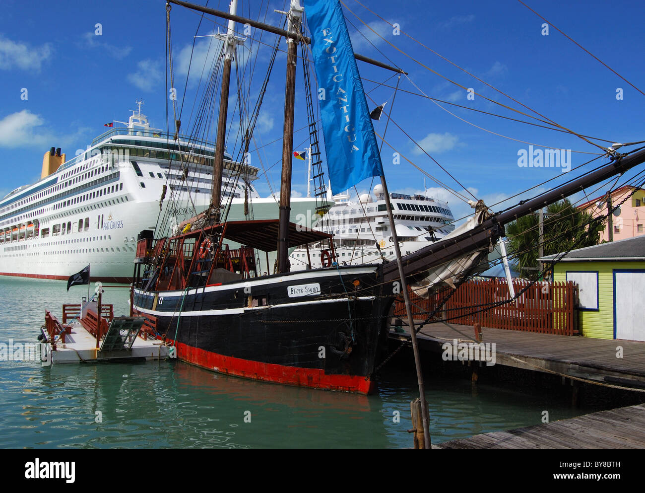 Mast-Holzschiff (Black Swan) mit Kreuzfahrtschiff nach hinten, St. John's, Antigua, Leeward-Inseln, Karibik. Stockfoto