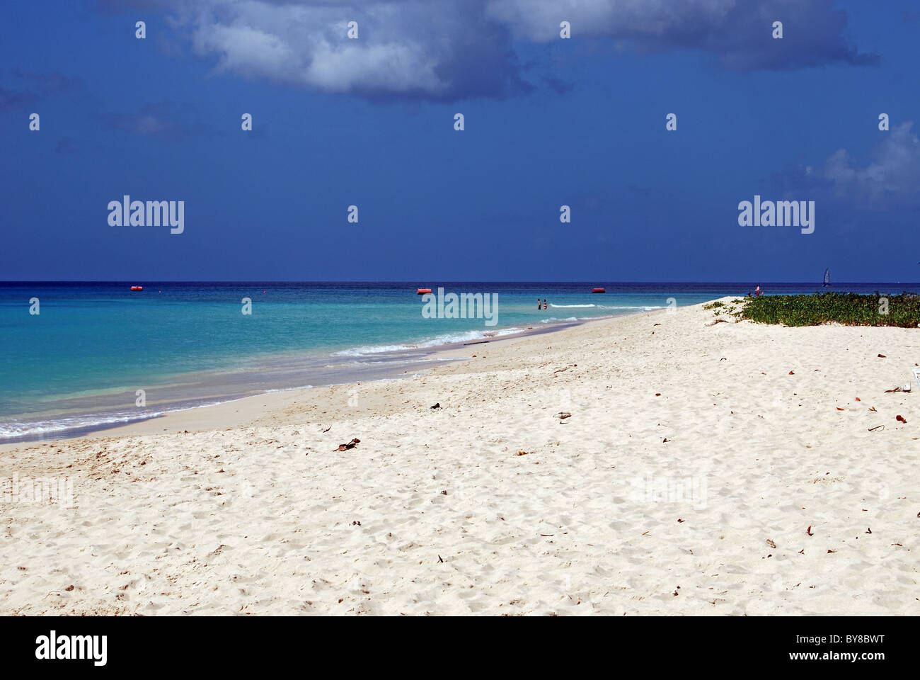 Blick entlang der ruhigen weißen Sandstrand, Bridgetown, Barbados, Caribbean. Stockfoto