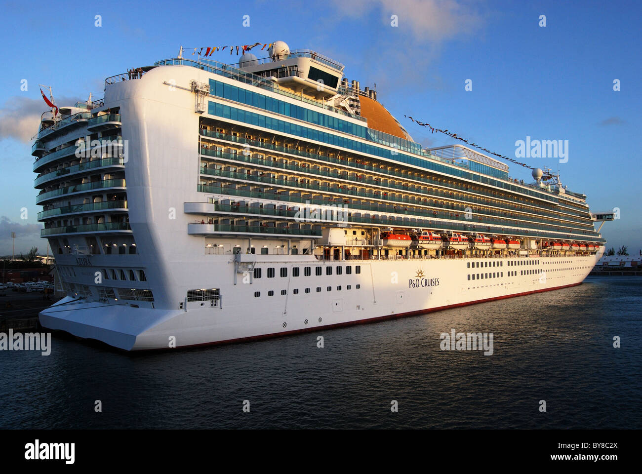 Seite des Kreuzfahrtschiffes (P & O Azura), Bridgetown, Barbados, Caribbean. Stockfoto