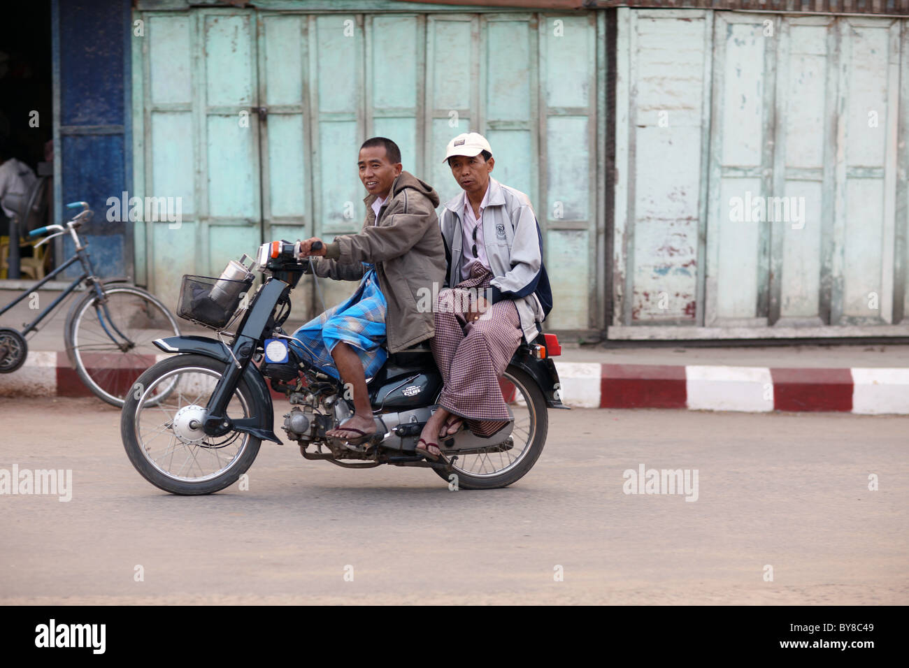 Zwei Mann auf einem Fahrrad Stockfoto