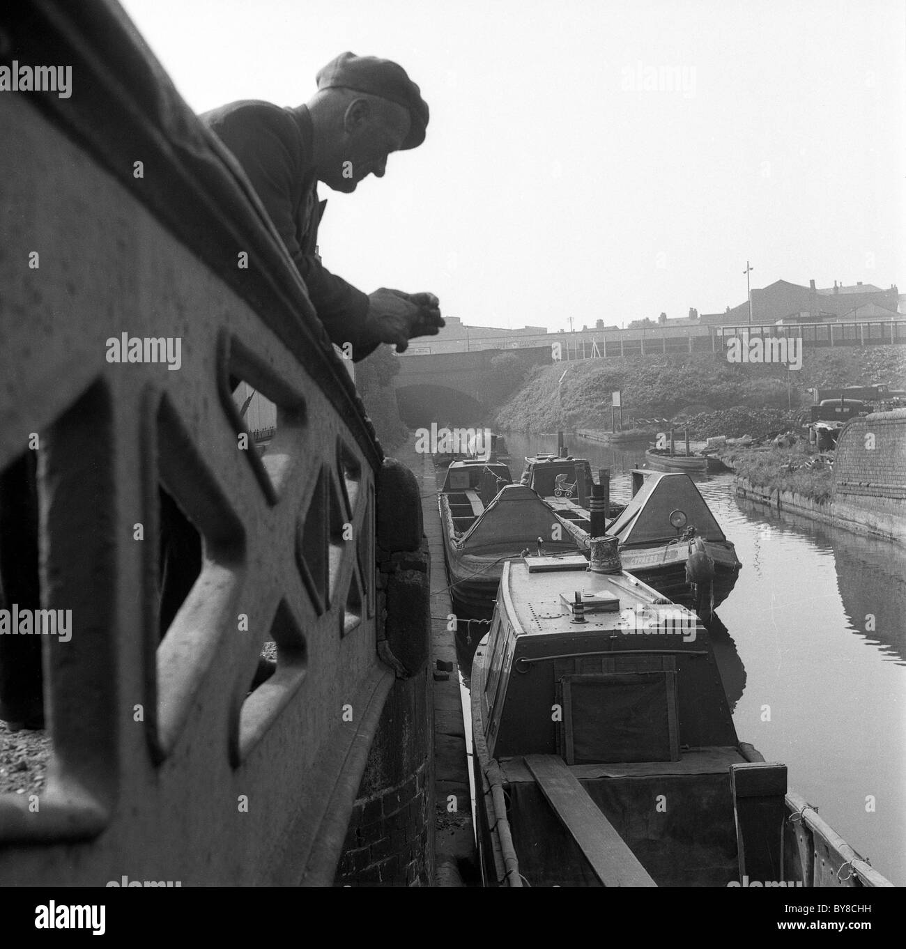 Arbeitsmann, der auf der Suche nach Arbeit im Wolverhampton Kanal 1960 ist Stockfoto