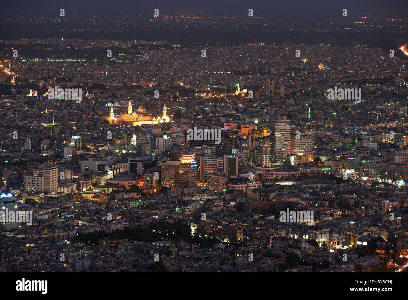 Blick über Damaskus nachts beleuchtete große Omayyaden-Moschee im Hintergrund.  Jebel Quassioun entnommen Stockfoto