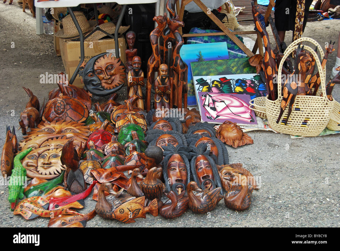 Geschnitzte hölzerne Souvenirs zum Verkauf auf der Uferstraße, Montego