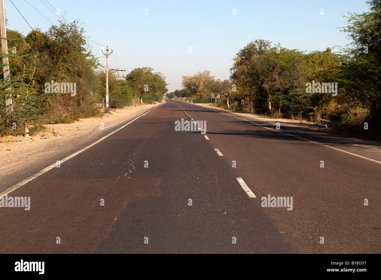 Indien, Rajasthan, Jodhpur, typische Straße ohne Verkehr Stockfoto