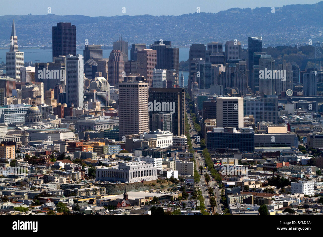 Blick auf die Stadt und die Market Street von Twin Peaks in San Francisco, Kalifornien, USA. Stockfoto