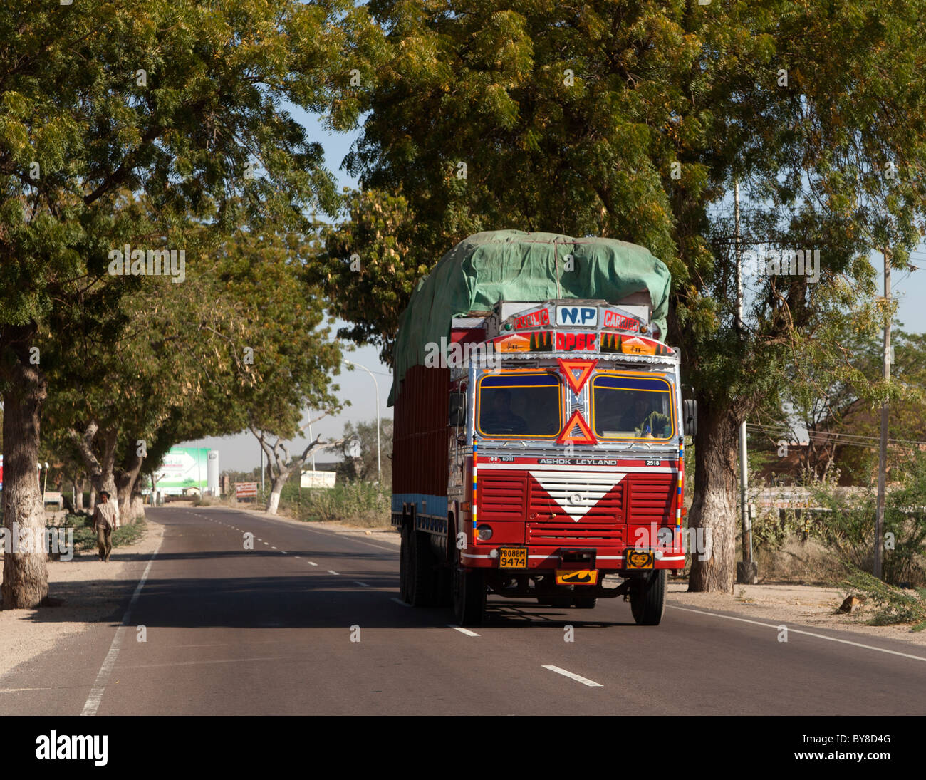 Indien, Rajasthan, Jodhpur, typische Straße mit allgemein gesehen LKW LKW Stockfoto