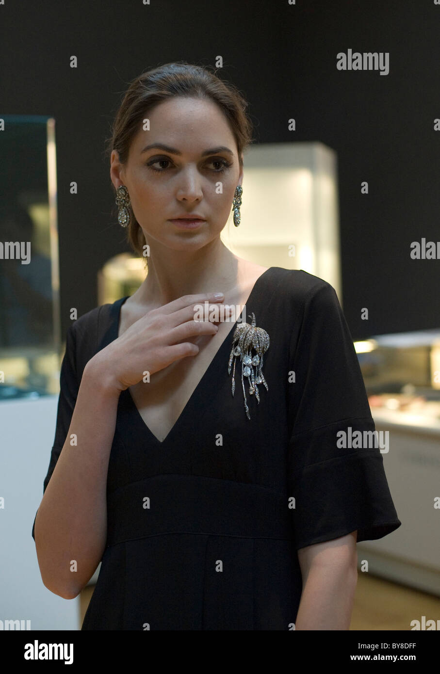 Frau trägt eine Antike Diamant-Brosche und Diamant Ohr Anhänger Bestandteil der Christie Juwelen: The London Sale Juni 2009 Stockfoto