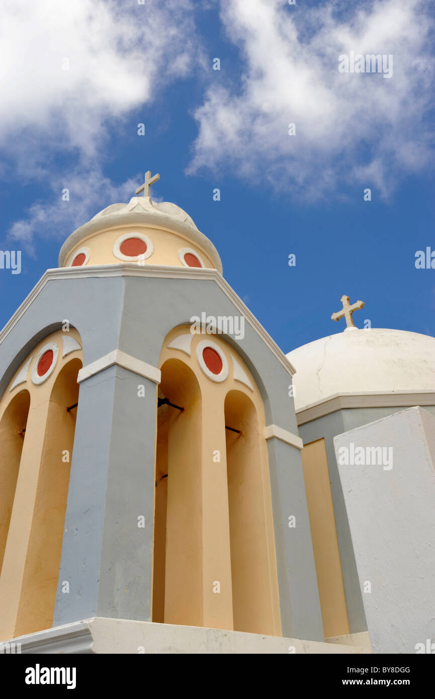 Das gewölbte Dach und Bell Turm einer Kirche in Fira auf der griechischen Insel Santorin in der Ägäis Stockfoto