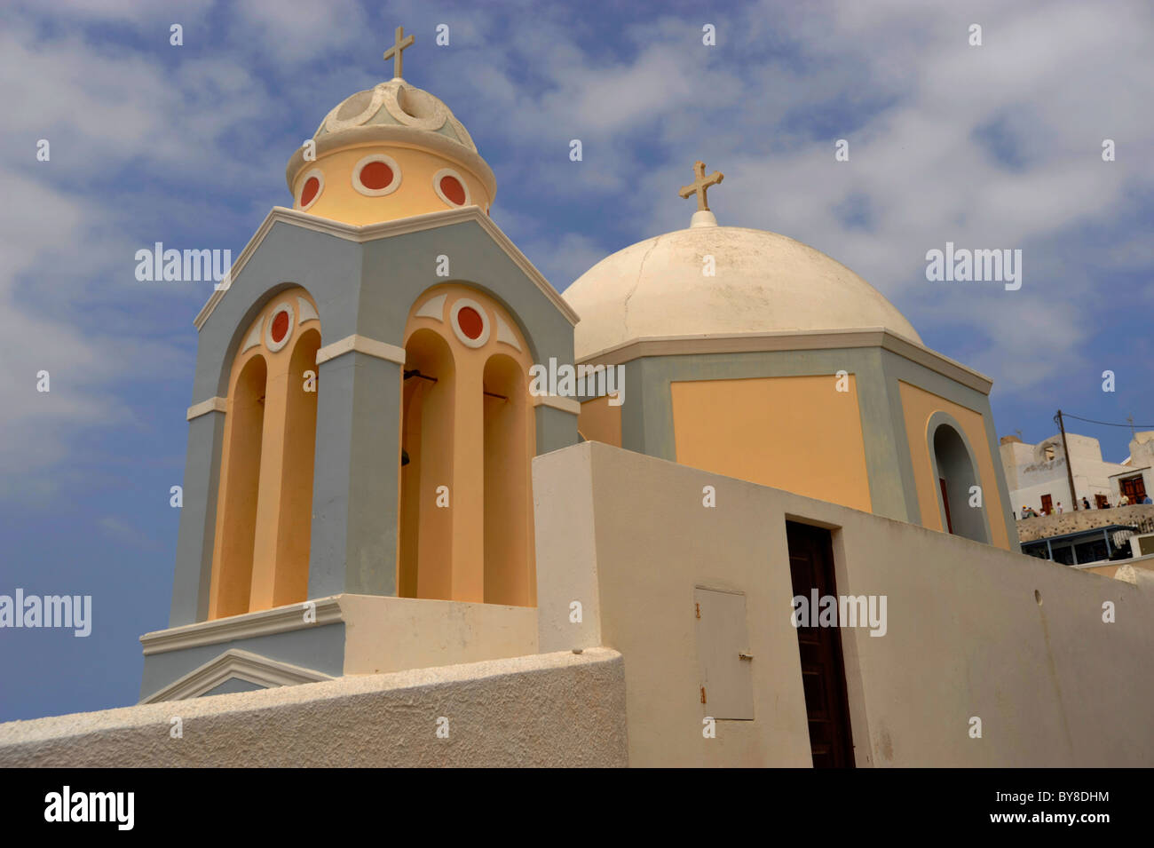 Das gewölbte Dach und Bell Turm einer Kirche in Fira auf der griechischen Insel Santorin in der Ägäis Stockfoto