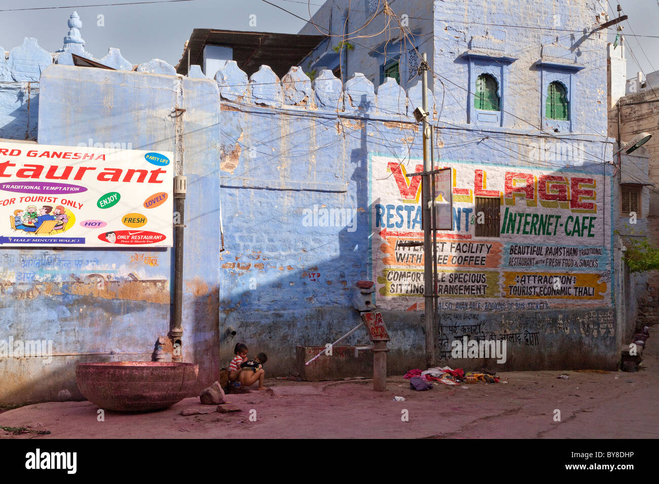 Indien, Rajasthan, Jodhpur, Kleinkinder in Straße Wasserrinne Stuhlgang Stockfoto