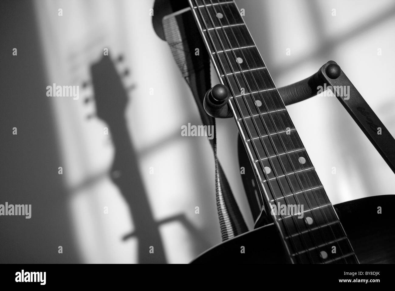 Gitarre mit Schatten aus Fensterlicht. Stockfoto