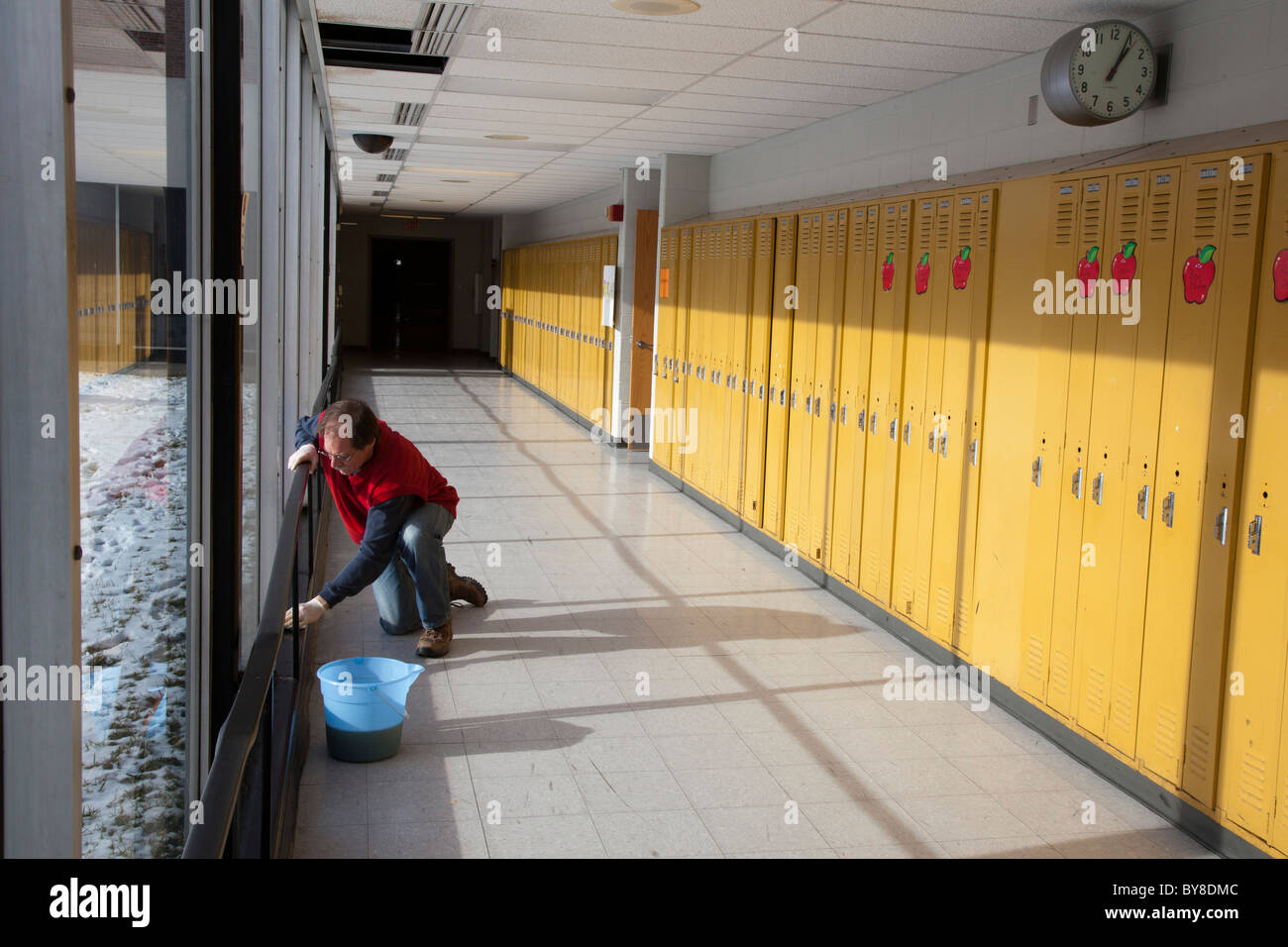 Freiwilliger reinigt Schule Flur Stockfoto