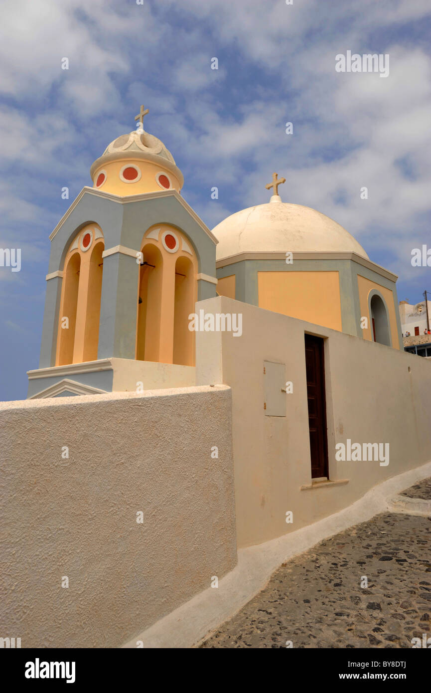 Das gewölbte Dach und Bell Turm einer Kirche in Fira auf der griechischen Insel Santorin in der Ägäis Stockfoto